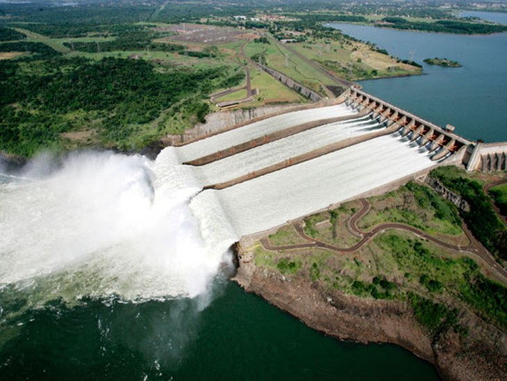 Itaipu comprova que grandes hidrelétricas são viáveis, diz Lobão